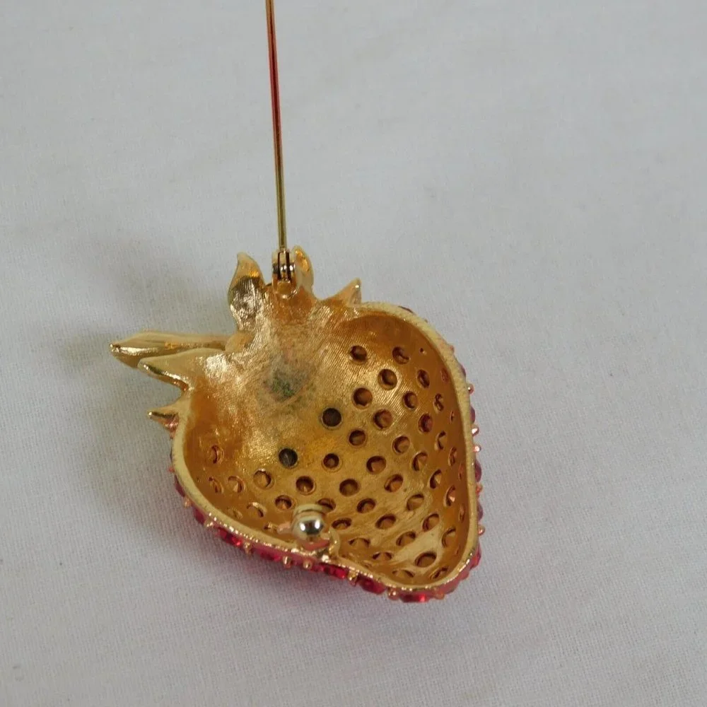 Vintage Red Rhinestone Strawberry Fruit Gold Tone Brooch Pin Domed Leaves Stem - Picture 6 of 6
